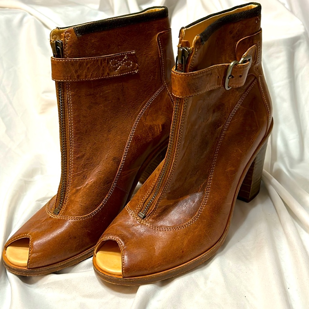 Timberland women’s distressed brown leather ankle boots, zip front & peep toe